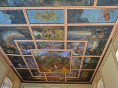 pohled do interiéru - malovaný strop