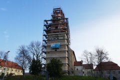 pohled zepředu - oprava věže