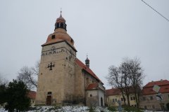 pohled zepředu zprava - opravená věž