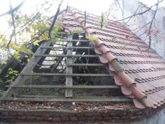 detail poškozené střechy