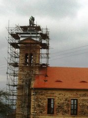 pohled na věž zprava
