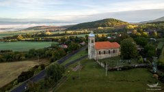 pohled z dronu na kostel