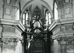 starší foto interiéru kostela (oltář)