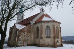 pohled zezadu zprava - opravené střechy