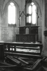 zdevastovaný interiér - presbytář