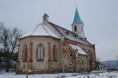 pohled zezadu zleva - opravené střechy