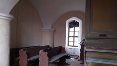 pohled do interiéru - zbylé kostelní lavice
