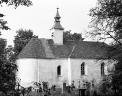 kostel ještě se sanktusníkem před zrušením hřbitova