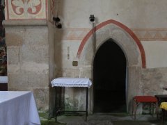interiér kostela s malbam pravděpodobně z první poloviny 14. století