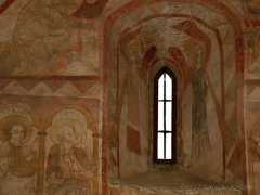 interiér kostela s malbam pravděpodobně z první poloviny 14. století