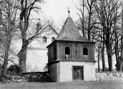 starší foto kostela (za zvonicí)