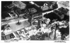 letecký pohled na město, klášter s kostelem v pravém horním rohu