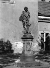 socha Ecce Homo před průčelím kostela