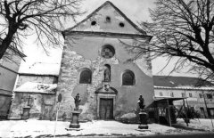 chátrající kostel