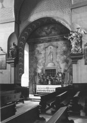 za stěnou s mříží se nachází Loretánská kaple, po stranách je socha Panny Marie (vlevo) a archanděla Gabriela (vpravo)