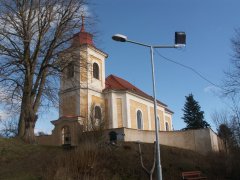 pohled zepředu zprava - opravená ohradní zeď okolo kostela