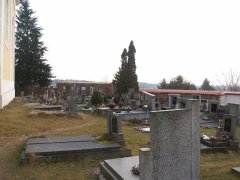hřbitov s opravenou ohradní zdí