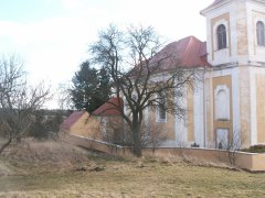 pohled zepředu zleva - opravená ohradní zeď okolo kostela