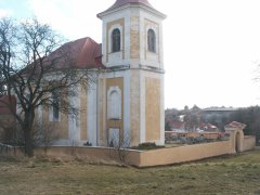 pohled zepředu zleva - opravená ohradní zeď okolo kostela