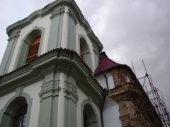 pohled na věž zepředu zprava