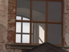 pohled do interiéru na opravené omítky presbytáře