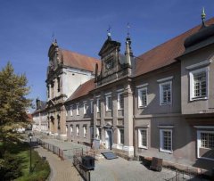 průčelí kostela a kláštera