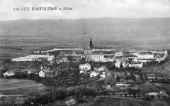 dobová pohlednice vsi s kostelem