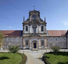 průčelí kostela