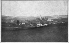 celkový pohled na ves s kostelem