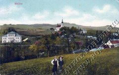 dobová pohlednice vsi s kostelem
