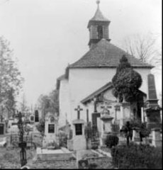 kaple s okolním hřbitovem