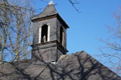 detail poškozené střechy