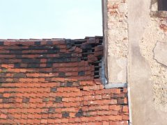 poškozená střecha lodi