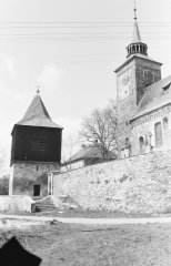 starší foto kostela a zvonice