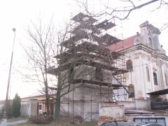 pohled zezadu zleva - oprava střechy