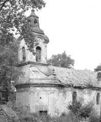 chátrající kaple