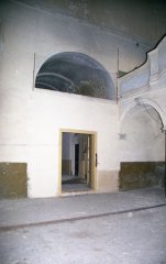 tudy se vcházelo do pohřební kaple, v podzemí byla rodová hrobka Lobkoviců