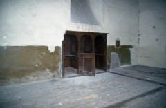 zbytky zpovědnic zabudovaných do stěny kostela