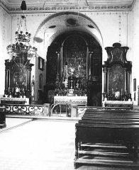 presbytář; za hlavním oltářem se nacházel chorus bratří