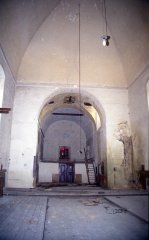 z kostela si vojáci udělali skladiště, pohled do presbytáře