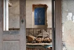 pohled do interiéru synagogy s detailem výklenku v pozadí pro umyvadlo (kijor) k rituálnímu umývání rukou před bohoslužbou 