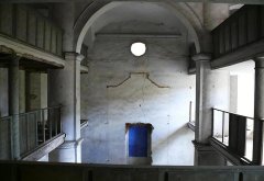 pohled do interiéru synagogy s poškozenou dvoupatrovou ženskou galerií