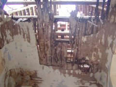 pohled do interiéru - propadlý strop presbytáře