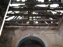 pohled do interiéru - propadlý krov presbytáře