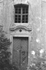 hlavní vchod do kostela