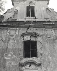 starší foto kostela - popraskané průčelí