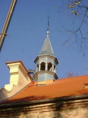 opravená věžička umístěná na kostele