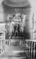 starší foto interiéru kostela - oltář