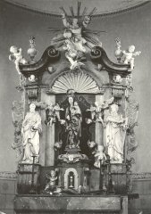 starší foto interiéru kostela - oltář