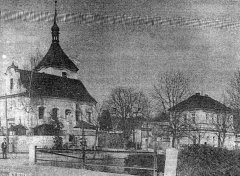 náves s kostelem